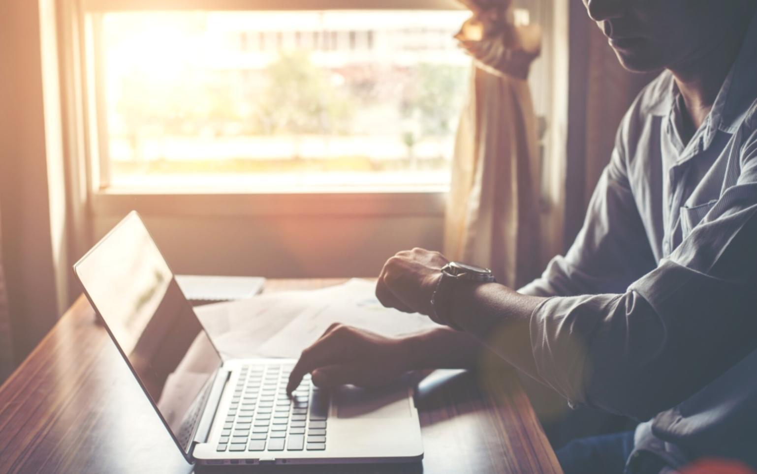 Espace de formation moderne avec tableaux financiers et matériel pédagogique